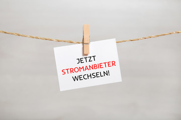 Zettel mit Aufschrift: Jetzt Stromanbieter wechseln!