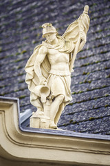 Statue des heiligen Florian auf einem Haus - obrazy, fototapety, plakaty