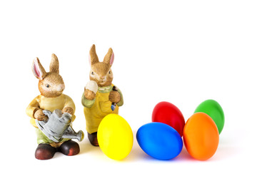 Zwei Hasen mit bunten Ostereiern