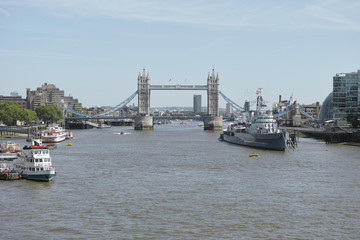 Tower Bridge mit Schiffen aus Nord-West