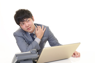 肩痛を訴えるビジネスマン