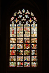 Fototapeta na wymiar Kirchenfenster mit kunstvoller Glasmalerei