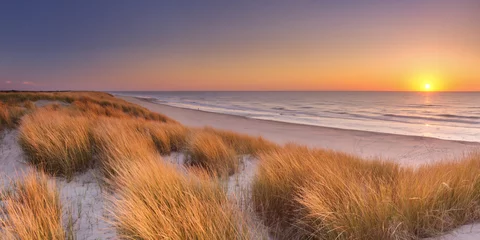 Fototapeten Dünen und Strand bei Sonnenuntergang auf der Insel Texel, Niederlande © sara_winter