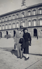 FOTO ANNI 30 CON COPPIA ELEGANTE IN POSA