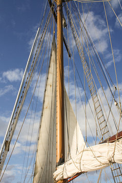 Segelmast auf Segelschiff mit Tau und Segel