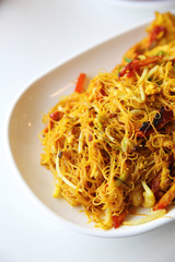 fried noodle with shrimp and curry