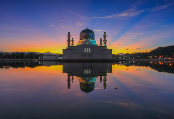 Obraz premium Sunrise view of KK City Most, Sabah, Borneo 