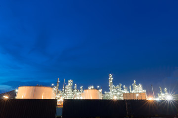 Obraz premium Oil and gas industry - refinery at sunset - factory - petrochemical plant
