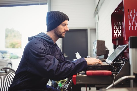 Mechanic using laptop