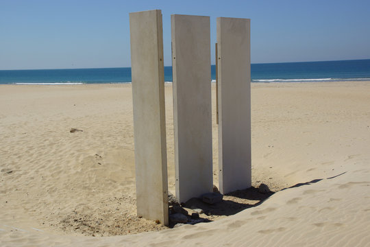 Stelen am Strand