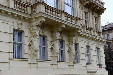 Obraz premium Beautiful sculpture at a historic building in Prague.