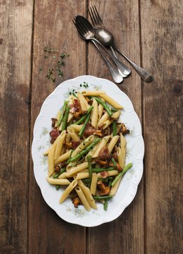 Pasta with green beans, bacon and chanterelle mushrooms