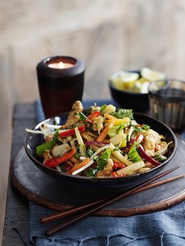 Turkey with lemons, garlic and vegetables (Asia)