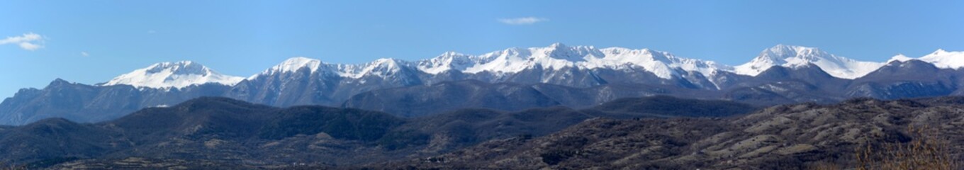 Fototapeta na wymiar Monti delle Mainarde con monti della Meta, appennino del centro sud Italia