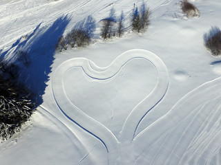 Luftaufnahme Herz im Schnee Winter Liebe