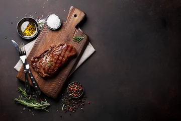 Photo sur Plexiglas Viande Bifteck de faux-filet grillé, herbes et épices