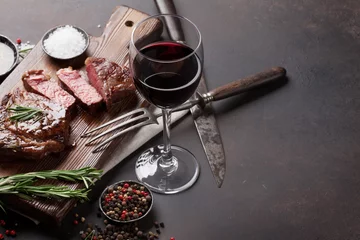 Foto op Canvas Gegrilde ribeye biefstuk met rode wijn, kruiden en specerijen © karandaev