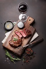 Foto op Plexiglas Gegrilde ribeye biefstuk met rode wijn, kruiden en specerijen © karandaev