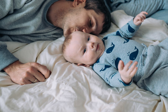Dad with baby on the bed