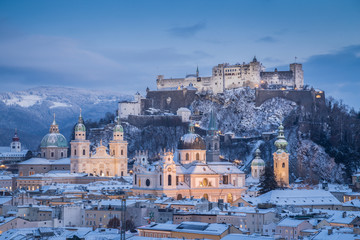 Obraz premium Klasyczny widok Salzburga w okresie Bożego Narodzenia w zimie, Austria