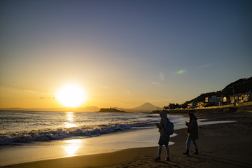 Fototapeta premium 稲村ケ崎から富士山・江の島を望む夕景