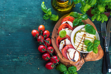 Plat de mozzarela aux tomates fraîches (grand format)