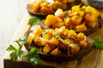 Fried pumpkin toasta with leek and dark bread