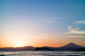 Naklejka na ściany i meble 稲村ケ崎から富士山・江の島を望む夕景