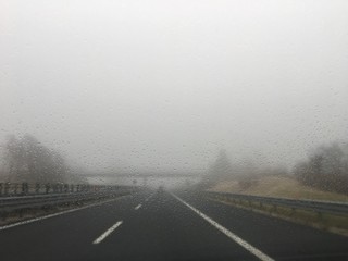 Viaggiare in autostrada con brutto  tempo ,pioggia e nebbia