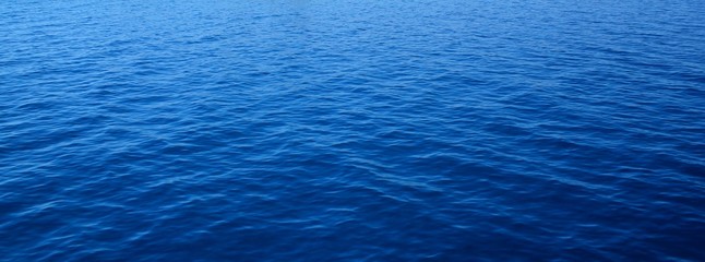 Tiefblaues Meerwasser