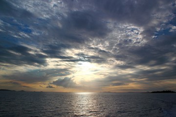 Dramatischer Sonnenuntergang mit stimmungsvollen