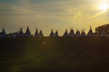 Tipis bei Abendstimmung