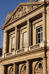 Obraz premium Palais à fronton et colonnes à Paris, France