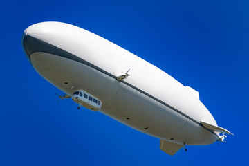 Obraz na płótnie Canvas Zeppelin über dem Bodensee