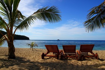Strand Idylle mit Liege Palme und einsamen Strand und traumhafter Blick aufs Meer / Fiji / Naviti Island