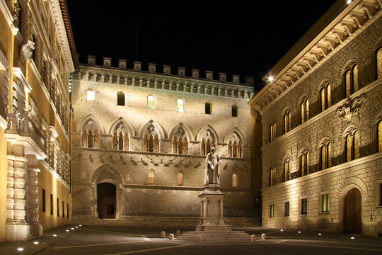Banca Monte dei Paschi di Siena, Palazzo Salimbeni with a statue of the canon Sallustion Bandini, Siena, Tuscany, Italy, Europe.