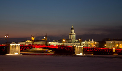 Fototapeta na wymiar Kunstkamera and Dvortsovy Bridge