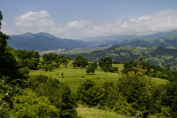 Obraz premium Panoramic View of the Town in the Foothills