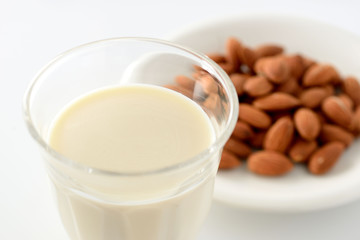 アーモンドミルク