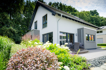 modernes weisses Einfamilienhaus mit Garten