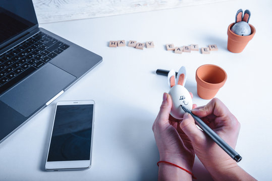 hands maks bunny from eggs