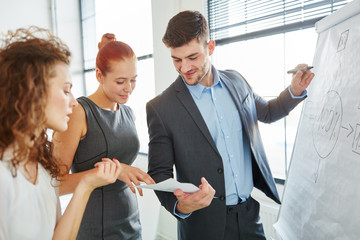 Berater macht eine Präsentation