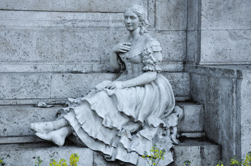 Naklejka premium Detalle del monumento dedicado al escritor Juan Valera en Madrid, España