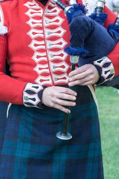 Suonatore di cornamusa alla rievocazione storica della campagna militare di Napoleone in Italia