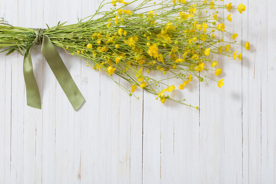 Fototapeta yellow flowers on wooden background