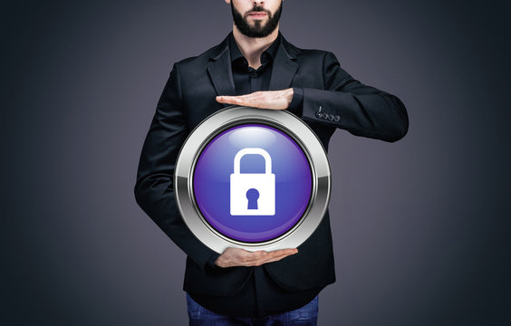 Homme d'affaires tenant un cercle contenant le pictogramme "Cadenas"