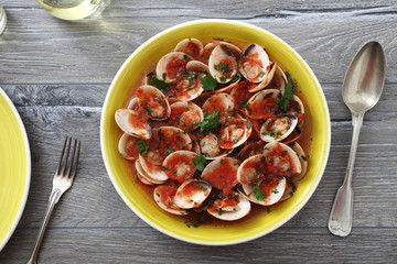 gastronomia mediterranea vongole pronte da mangiare sfondo tavolo grigio 