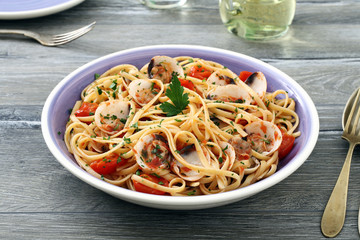 pasta spaghetti con le vongole  sfondo tavolo di cucina grigio