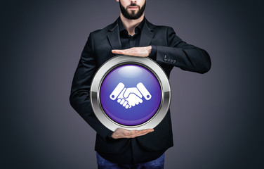 Homme d'affaires tenant un cercle contenant le pictogramme 
