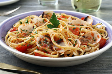 pasta spaghetti con le vongole  sfondo tavolo di cucina grigio